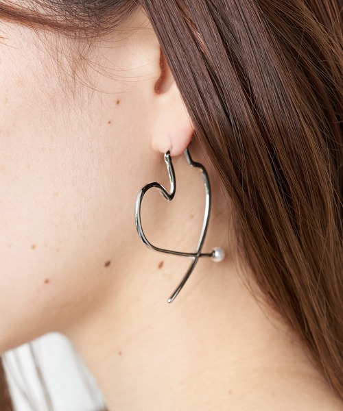 Chico（チコ）の「ハートフープピアス（ピアス（両耳用）・レディース・シルバー/ゴールド・FREE）」の2枚目の写真