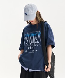 TGNS（ツーガンズ）の「【TGNS】We NEED MUSIC gradient font print Tee / 【ツーガンズ】ロゴプリント半袖Tシャツ（Tシャツ/カットソー）」