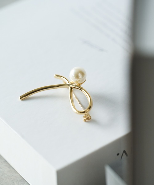 un dix cors(アンディコール)の「パールウェーブブローチ(ブローチ/コサージュ・レディース・ゴールド・FREE)」の1枚目の写真