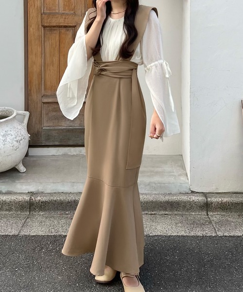 JUNOAH(ジュノア)の「ツイストリボンサスペンダーマーメイドスカート(スカート・レディース・アイボリー/モカ/ブラック・X-LARGE/LARGE/MEDIUM)」の1枚目の写真