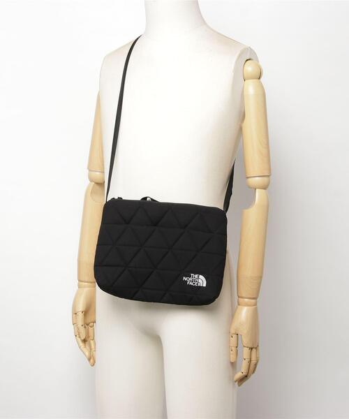 THE NORTH FACE(ザノースフェイス)の「THE NORTH FACE/ザ・ノース・フェイス Geoface Pouch ジオフェイスポーチ NM32356(ショルダーバッグ・レディース・ブラック/グレー/カーキ/アイボリー・FREE)」の6枚目の写真