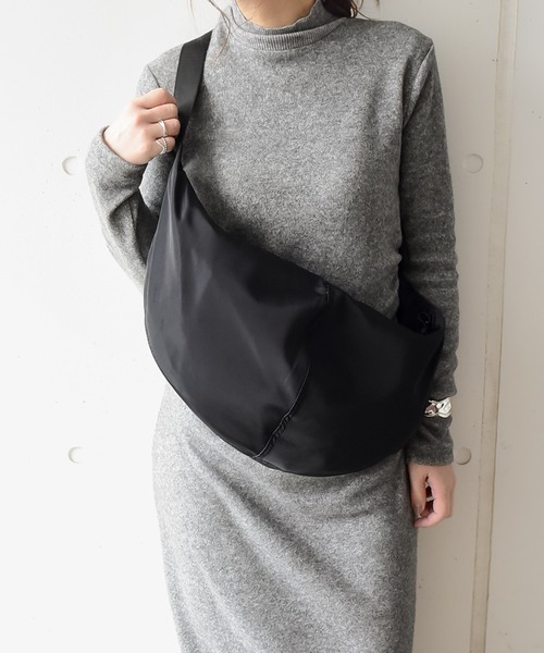 styiro(スタイロ)の「大容量ビッグボディバッグ(ボディバッグ/ウエストポーチ・レディース・ブラック/ベージュ/カーキ/ライトブルー・FREE)」の6枚目の写真