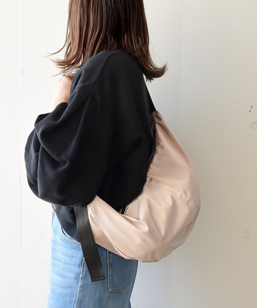 styiro(スタイロ)の「大容量ビッグボディバッグ(ボディバッグ/ウエストポーチ・レディース・ブラック/ベージュ/カーキ/ライトブルー・FREE)」の12枚目の写真