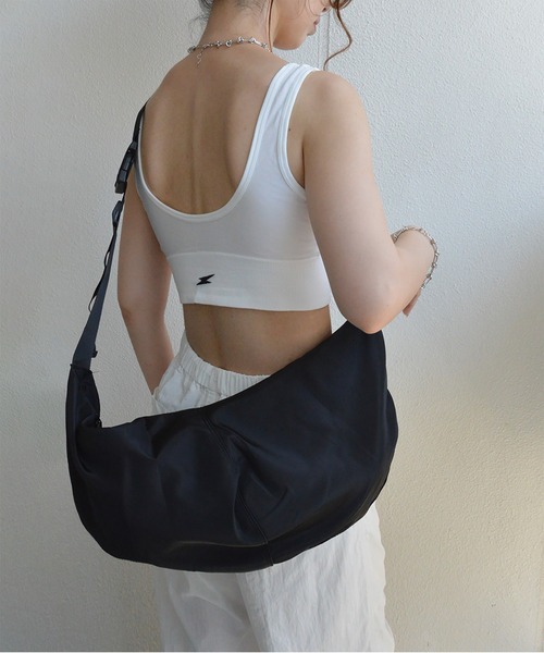 styiro(スタイロ)の「大容量ビッグボディバッグ(ボディバッグ/ウエストポーチ・レディース・ブラック/ベージュ/カーキ/ライトブルー・FREE)」の22枚目の写真