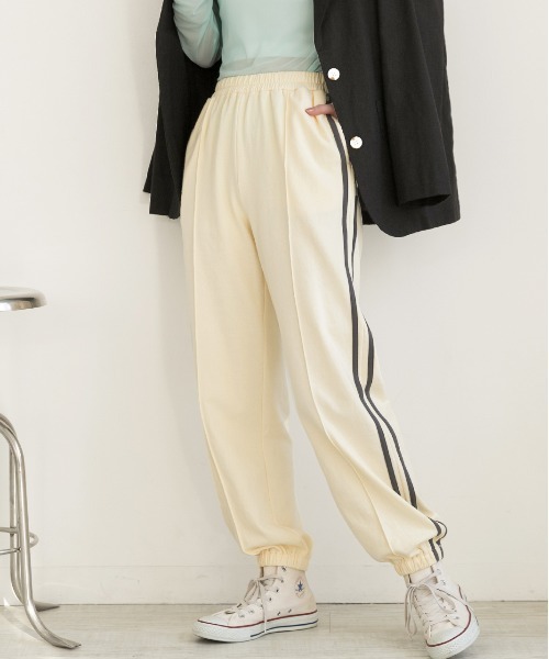 ad thie（アドティエ）の「ピンタック サイドラインジョガーパンツ（スウェットパンツ・レディース・アイボリー/オートミール/チャコール・FREE）」の3枚目の写真