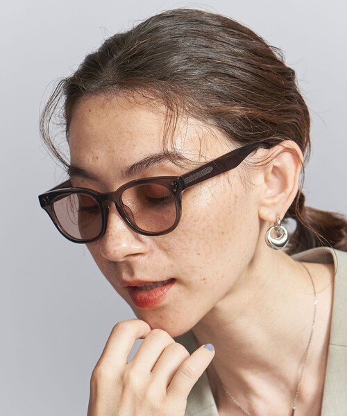 BEAUTY&YOUTH UNITED ARROWS（ビューティーアンドユースユナイテッドアローズ）の「ウェリントン サングラス（サングラス・レディース・ベージュ/ダークグレー・FREE）」の2枚目の写真