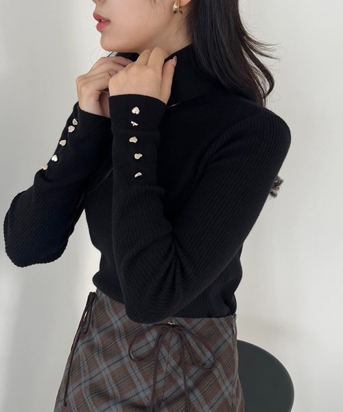 one after another NICE CLAUP（ワンアフターアナザーナイスクラップ）の「【WEB限定商品】ハートボタンハイネックニット（ニット/セーター・レディース・オフホワイト/杢グレー/ブラック/ピンク/レッド・FREE）」の2枚目の写真