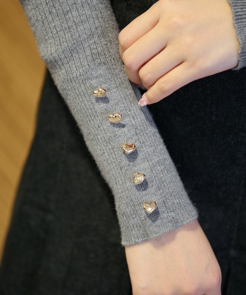 one after another NICE CLAUP（ワンアフターアナザーナイスクラップ）の「【WEB限定商品】ハートボタンハイネックニット（ニット/セーター・レディース・オフホワイト/杢グレー/ブラック/ピンク/レッド・FREE）」の10枚目の写真