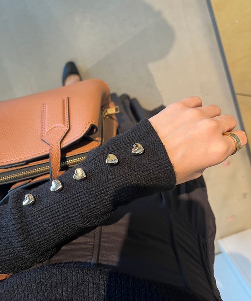 one after another NICE CLAUP（ワンアフターアナザーナイスクラップ）の「【WEB限定商品】ハートボタンハイネックニット（ニット/セーター・レディース・オフホワイト/杢グレー/ブラック/ピンク/レッド・FREE）」の18枚目の写真