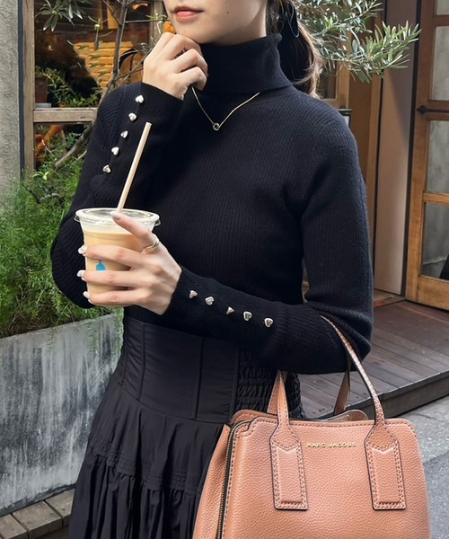 one after another NICE CLAUP（ワンアフターアナザーナイスクラップ）の「【WEB限定商品】ハートボタンハイネックニット（ニット/セーター・レディース・オフホワイト/杢グレー/ブラック/ピンク/レッド・FREE）」の19枚目の写真