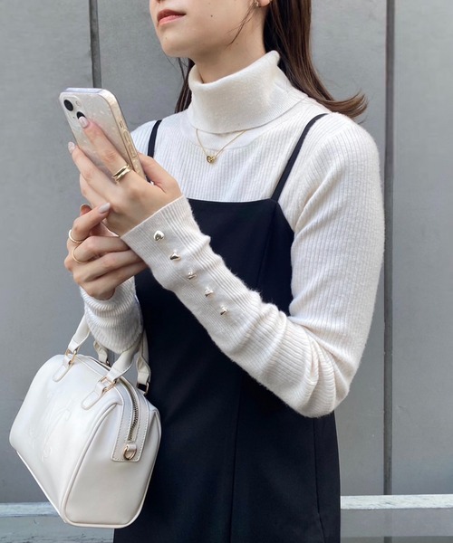 one after another NICE CLAUP（ワンアフターアナザーナイスクラップ）の「【WEB限定商品】ハートボタンハイネックニット（ニット/セーター・レディース・オフホワイト/杢グレー/ブラック/ピンク/レッド・FREE）」の21枚目の写真