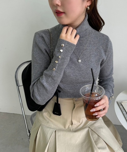 one after another NICE CLAUP（ワンアフターアナザーナイスクラップ）の「【WEB限定商品】ハートボタンハイネックニット（ニット/セーター・レディース・オフホワイト/杢グレー/ブラック/ピンク/レッド・FREE）」の11枚目の写真