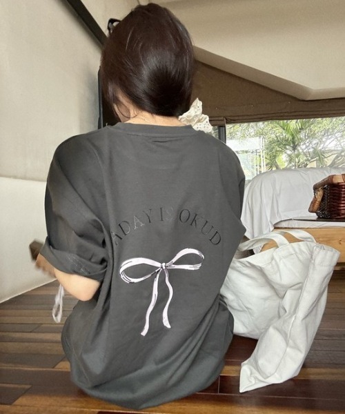 Mela（メラ）の「RIBBON BIG TEE（Tシャツ/カットソー・レディース・ダークグレー/ホワイト・FREE）」の2枚目の写真