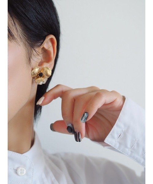 tone(トーン)の「【kanade】フラワーブーケパールピアス(MA)(ピアス(両耳用)・レディース・ゴールド・FREE)」の3枚目の写真