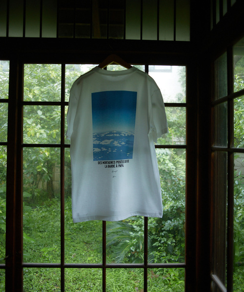 SKIN(スキン)の「skin × Ana Popescu / MERCREDI プリントTシャツ(Tシャツ/カットソー・メンズ・グレー/ホワイト・MEDIUM/LARGE)」の2枚目の写真