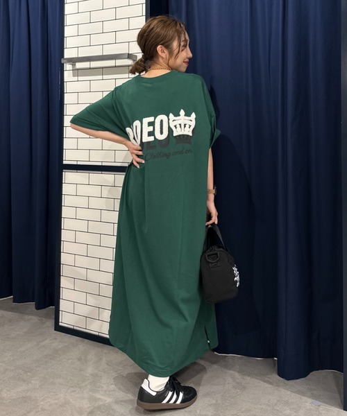 RODEO CROWNS WIDE BOWL(ロデオクラウンズワイドボウル)の「サガラワッペン ロゴ Tワンピース(ワンピース・レディース・ブラック/ダークグリーン/ピンク・FREE)」の3枚目の写真
