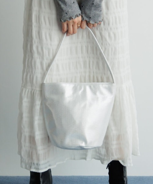 flower(フラワー)の「シャイニーシリンダーバッグ(ショルダーバッグ・レディース・ホワイト/ピンク・FREE)」の2枚目の写真