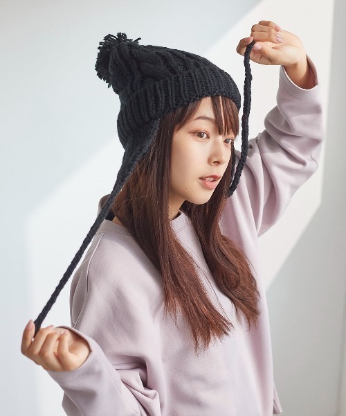 tutuanna(チュチュアンナ)の「梵天付きイヤーフラップ(ニットキャップ/ビーニー・レディース・ブラック/キナリ・FREE)」の6枚目の写真
