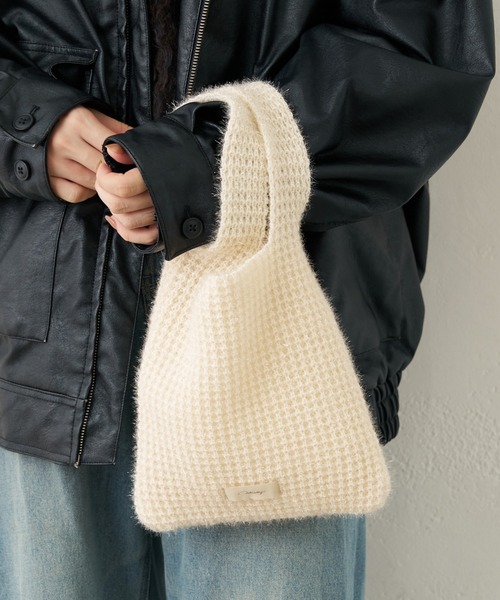 Actually（アクチュアリー）の「ラメヤーンニット ミニマルシェバッグ（トートバッグ・レディース・シルバー/パープル/ピンク/ブラウン/ブラック/アイボリー・0）」の2枚目の写真