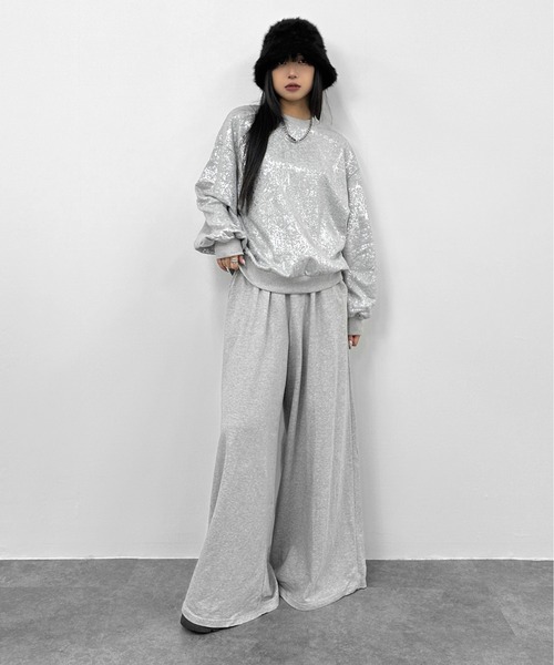 LVEU.（ラブユ.）の「【LVEU.】メタリックプリントオーバースウェット / トップス スウェット 裏毛 プリント メタリック 箔 プルオーバー ブラック グレー（スウェット・レディース・グレー/ブラック・FREE）」の3枚目の写真