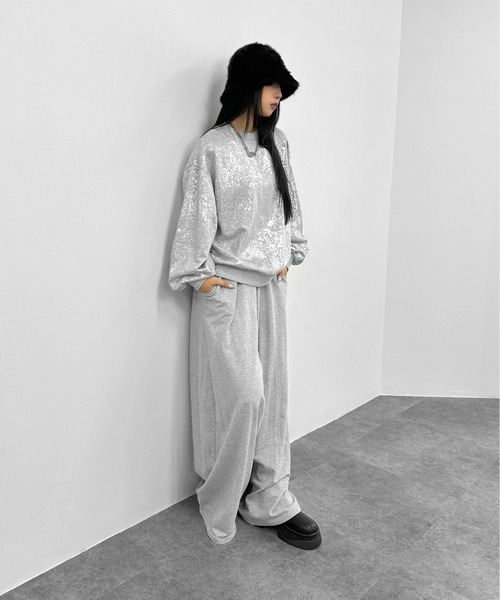 LVEU.（ラブユ.）の「【LVEU.】メタリックプリントオーバースウェット / トップス スウェット 裏毛 プリント メタリック 箔 プルオーバー ブラック グレー（スウェット・レディース・グレー/ブラック・FREE）」の7枚目の写真
