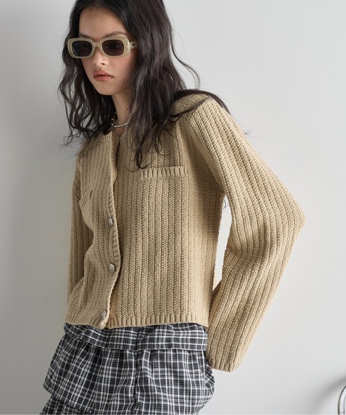 THE YOn(ザヨン)の「リップルジャガードノーカラーニットジャケット(カーディガン/ボレロ・レディース・ブラック/ナチュラル/ブルー/ベージュ・FREE)」の5枚目の写真
