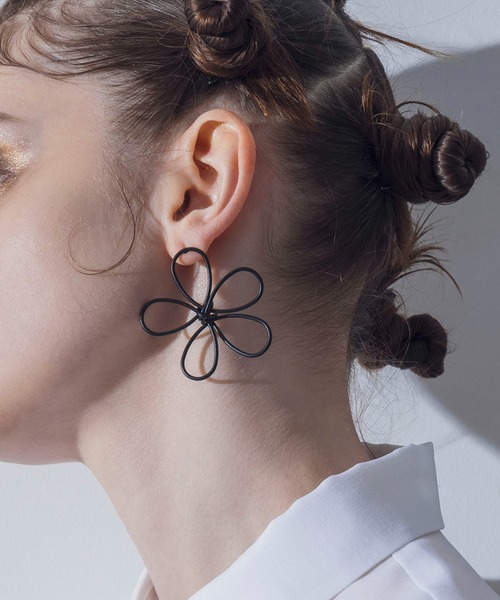 Cepica(セピカ)の「マットフラワーピアス(ピアス(両耳用)・レディース・ブラック/ホワイト・FREE)」の1枚目の写真