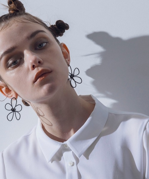 Cepica(セピカ)の「マットフラワーピアス(ピアス(両耳用)・レディース・ブラック/ホワイト・FREE)」の3枚目の写真