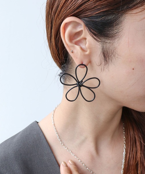 Cepica(セピカ)の「マットフラワーピアス(ピアス(両耳用)・レディース・ブラック/ホワイト・FREE)」の10枚目の写真