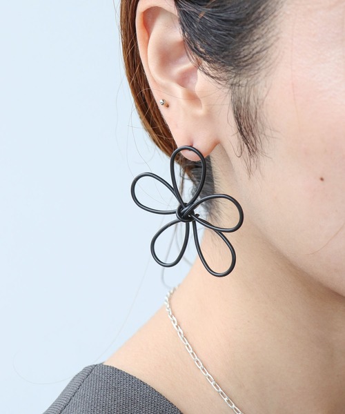 Cepica(セピカ)の「マットフラワーピアス(ピアス(両耳用)・レディース・ブラック/ホワイト・FREE)」の11枚目の写真