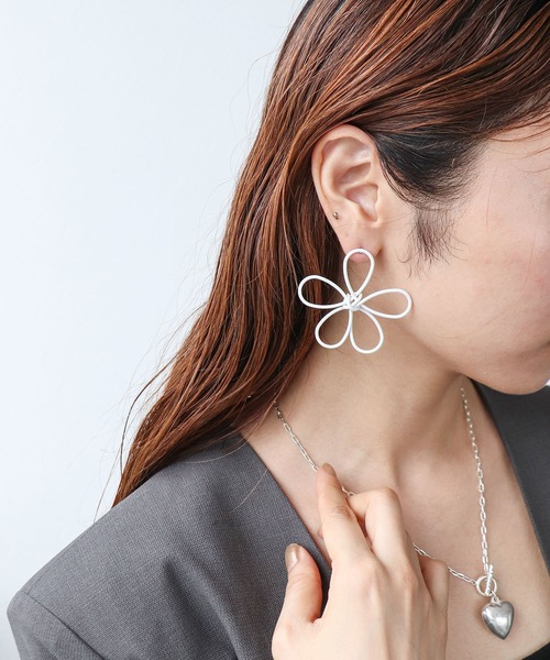 Cepica(セピカ)の「マットフラワーピアス(ピアス(両耳用)・レディース・ブラック/ホワイト・FREE)」の8枚目の写真