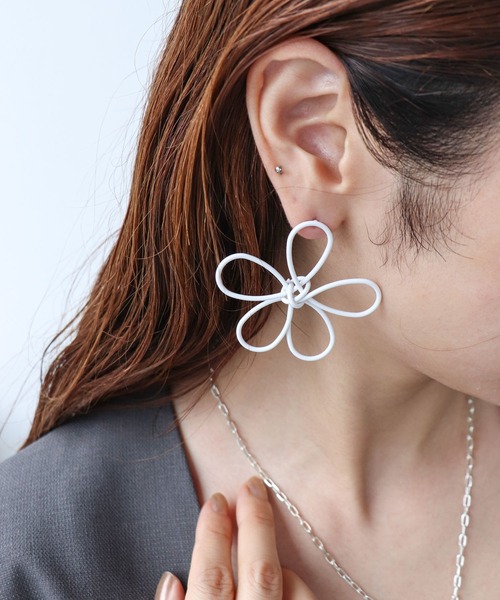 Cepica(セピカ)の「マットフラワーピアス(ピアス(両耳用)・レディース・ブラック/ホワイト・FREE)」の7枚目の写真