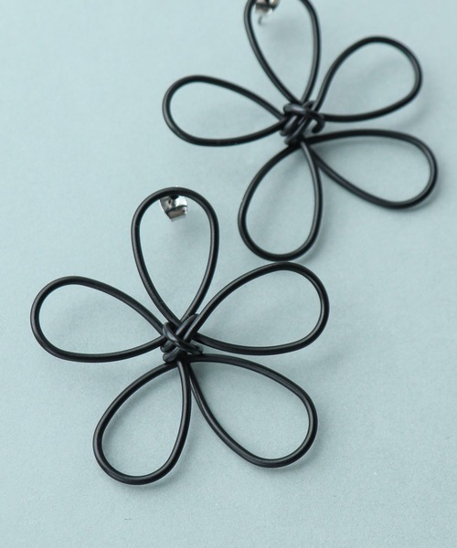 Cepica(セピカ)の「マットフラワーピアス(ピアス(両耳用)・レディース・ブラック/ホワイト・FREE)」の9枚目の写真