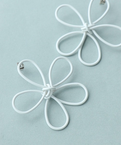 Cepica(セピカ)の「マットフラワーピアス(ピアス(両耳用)・レディース・ブラック/ホワイト・FREE)」の6枚目の写真