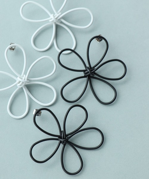 Cepica(セピカ)の「マットフラワーピアス(ピアス(両耳用)・レディース・ブラック/ホワイト・FREE)」の5枚目の写真
