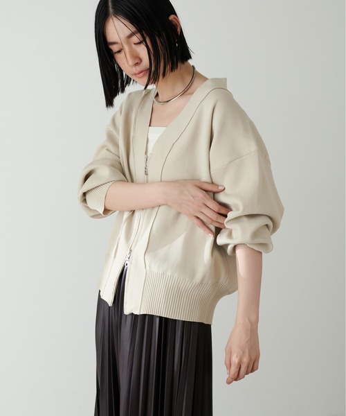 natural couture(ナチュラルクチュール)の「【LARUTA】ポリニットコンパクトZIPカーデ(カーディガン/ボレロ・レディース・ライトグレー/ライトベージュ/グレイッシュベージュ/ブラック/オフホワイト・FREE)」の20枚目の写真