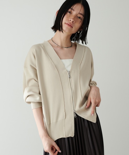 natural couture(ナチュラルクチュール)の「【LARUTA】ポリニットコンパクトZIPカーデ(カーディガン/ボレロ・レディース・ライトグレー/ライトベージュ/グレイッシュベージュ/ブラック/オフホワイト・FREE)」の19枚目の写真