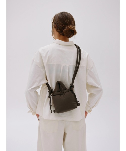 OLEND（オレンド）の「OLEND MICRO ONA SOFT BAG（ハンドバッグ・レディース・ブルー/ライトイエロー/オレンジ系その他/ブラック/ベージュ/ライトパープル/ブラウン系その他/ピンク系その他/グリーン系その他・FREE）」の5枚目の写真