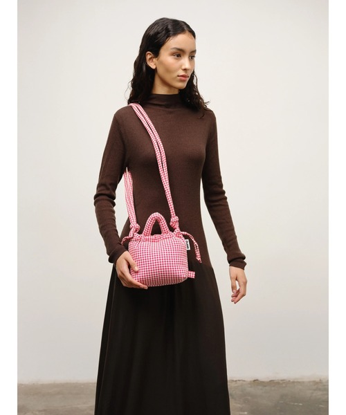 OLEND(オレンド)の「OLEND MICRO ONA SOFT BAG(ハンドバッグ・レディース・ブルー/ライトイエロー/オレンジ系その他/ブラック/ベージュ/ライトパープル/ブラウン系その他/ピンク系その他/グリーン系その他/レッド系その他/グリーン系その他7/イエロー系その他・FREE)」の12枚目の写真