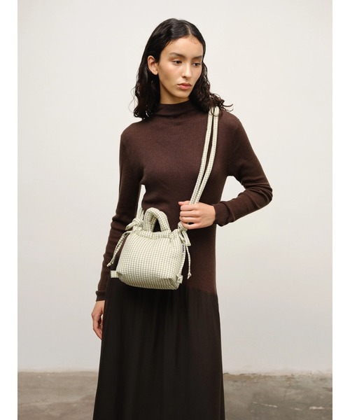 OLEND(オレンド)の「OLEND MICRO ONA SOFT BAG(ハンドバッグ・レディース・ブルー/ライトイエロー/オレンジ系その他/ブラック/ベージュ/ライトパープル/ブラウン系その他/ピンク系その他/グリーン系その他/レッド系その他/グリーン系その他7/イエロー系その他・FREE)」の6枚目の写真