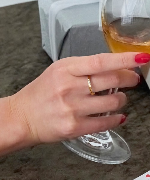 Phoebe（フィービィー）の「≪雑誌掲載≫【金属アレルギー対応】メタルリーフカットリング/サージカルステンレス（リング・レディース・シルバー/イエローゴールド・#9/#11/#16/#19）」の5枚目の写真