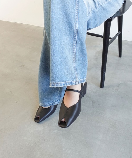 Daniella&GEMMA(ダニエラアンドジェマ)の「ピープトゥバックベルトウエッジパンプス(パンプス・レディース・ブラック/ブロンズ・36/37/38/39)」の5枚目の写真