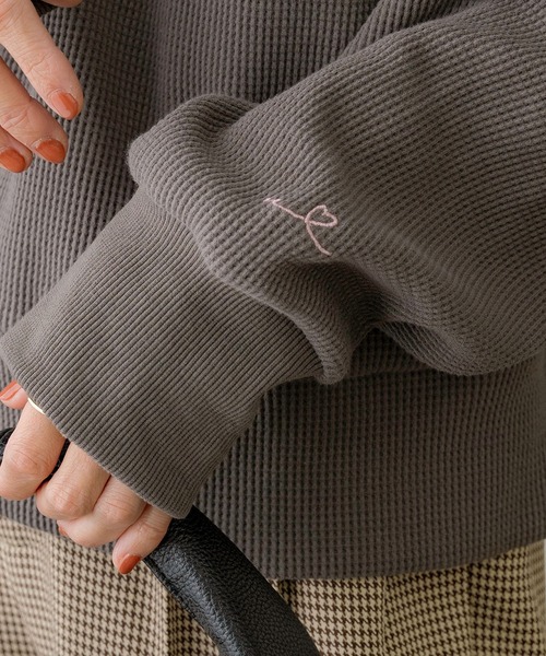 NOAHL(ノアル)の「【NOAHL】ミドル丈刺繍ワッフルプルオーバー(スウェット・レディース・オートミール/チャコール・FREE)」の14枚目の写真