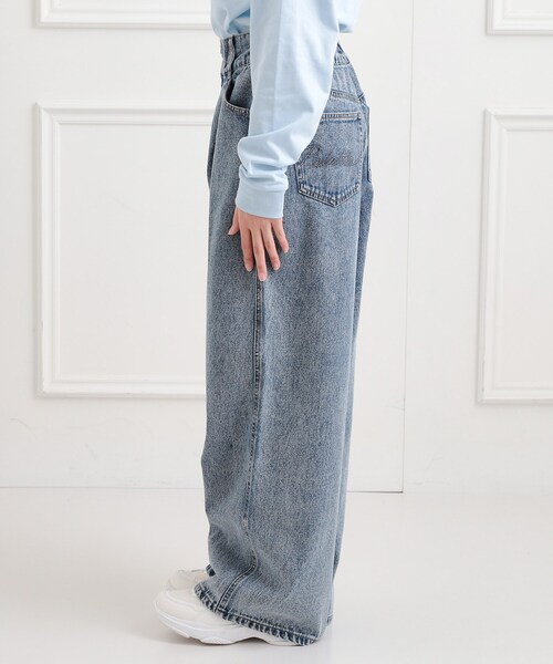 PINK-latte(ピンクラテ)の「タックワイドストレートデニム(その他パンツ・キッズ・ブルー系3/ブラック系3/ブラック・16/15 /14/13)」の5枚目の写真