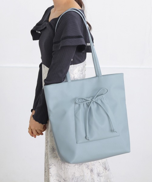 ALTROSE（アルトローズ）の「ポケット付き リボン A4 トート（トートバッグ・レディース・ブルー/アイボリー/グレイッシュベージュ/ブラック・FREE）」の4枚目の写真
