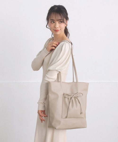 ALTROSE（アルトローズ）の「ポケット付き リボン A4 トート（トートバッグ・レディース・ブルー/アイボリー/グレイッシュベージュ/ブラック・FREE）」の8枚目の写真