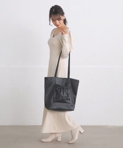 ALTROSE（アルトローズ）の「ポケット付き リボン A4 トート（トートバッグ・レディース・ブルー/アイボリー/グレイッシュベージュ/ブラック・FREE）」の22枚目の写真