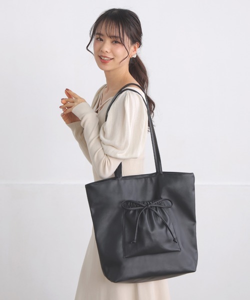 ALTROSE（アルトローズ）の「ポケット付き リボン A4 トート（トートバッグ・レディース・ブルー/アイボリー/グレイッシュベージュ/ブラック・FREE）」の21枚目の写真
