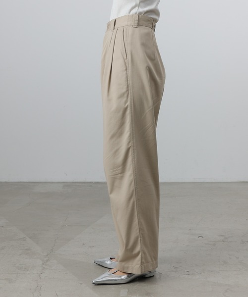 COLONY 2139(コロニートゥーワンスリーナイン)の「綿レーヨン2タックチノパンツ(チノパンツ・レディース・ブラック/ベージュ・LARGE/MEDIUM/SMALL)」の7枚目の写真
