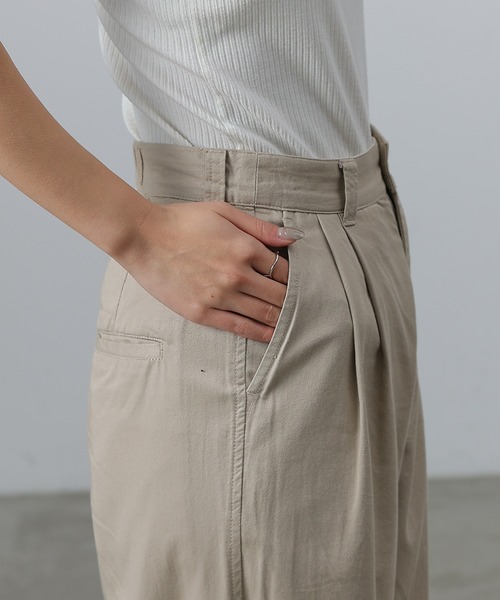 COLONY 2139(コロニートゥーワンスリーナイン)の「綿レーヨン2タックチノパンツ(チノパンツ・レディース・ブラック/ベージュ・LARGE/MEDIUM/SMALL)」の10枚目の写真